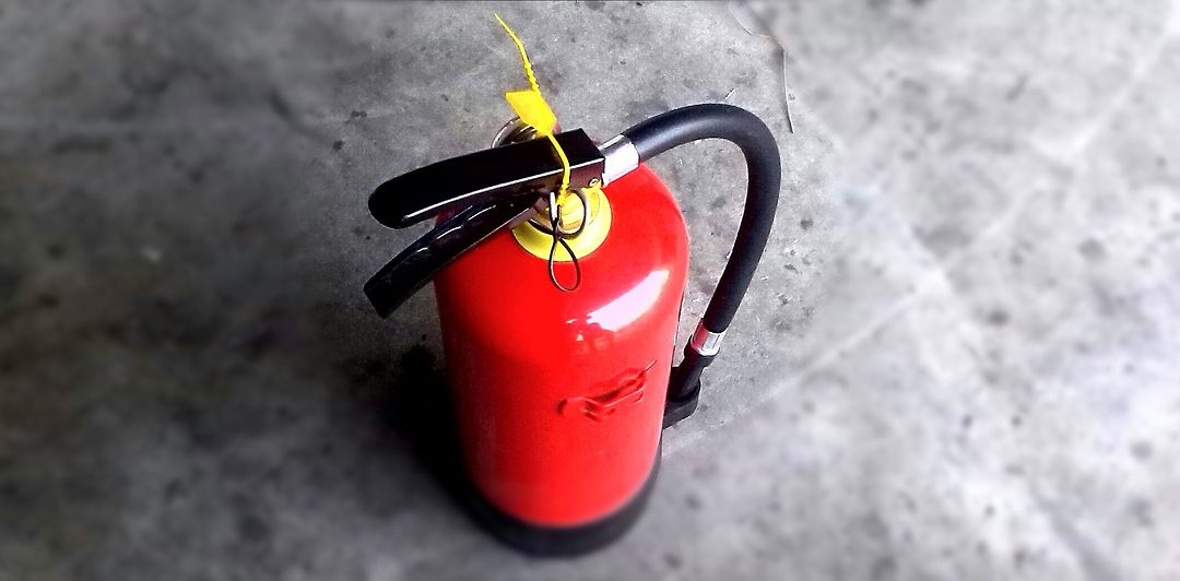 Dinas Damkar Sukoharjo Tangani Pohon Tumbang Di Perbukitan